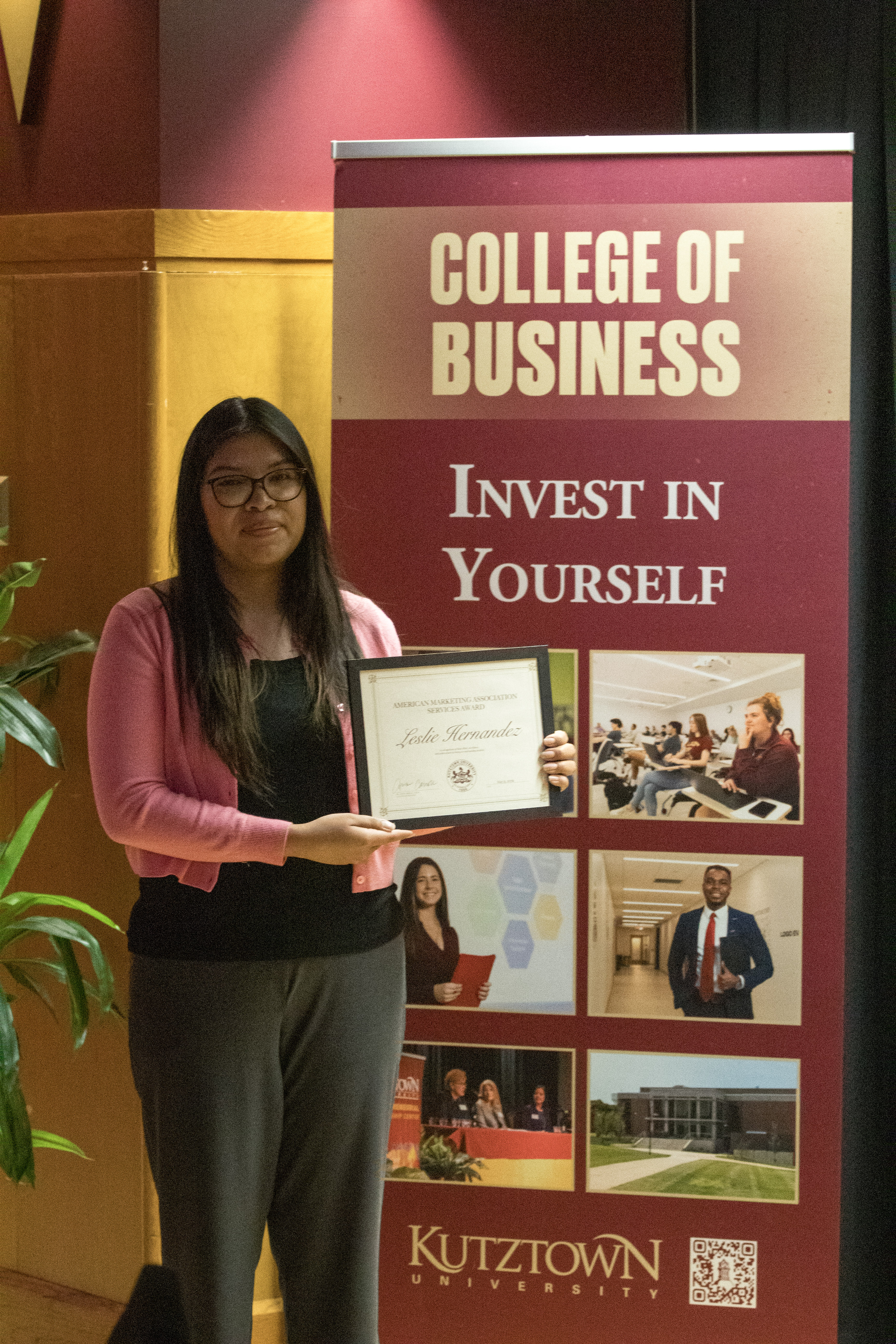 Leslie Hernandez with award