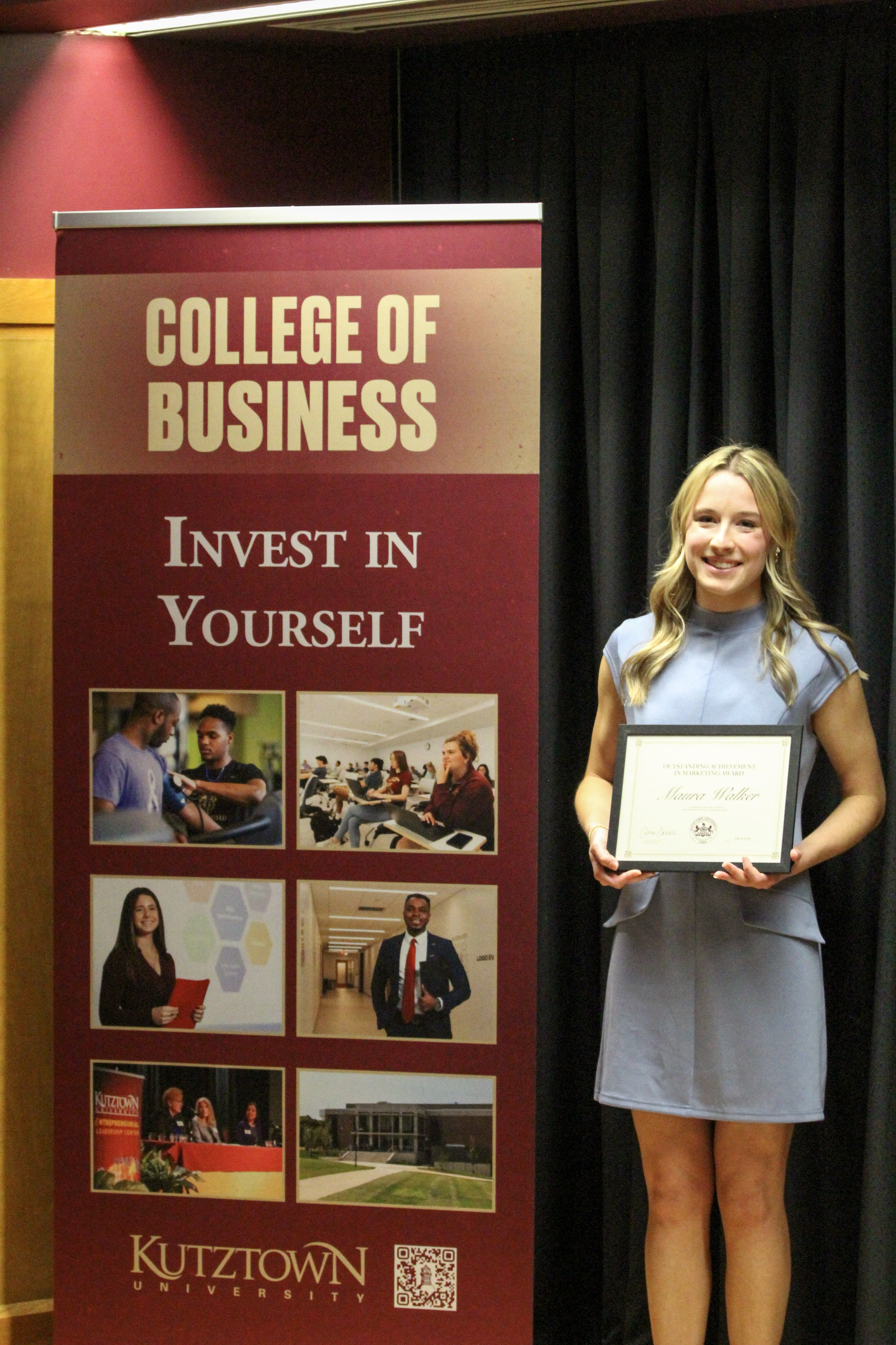 Leslie Hernandez with award