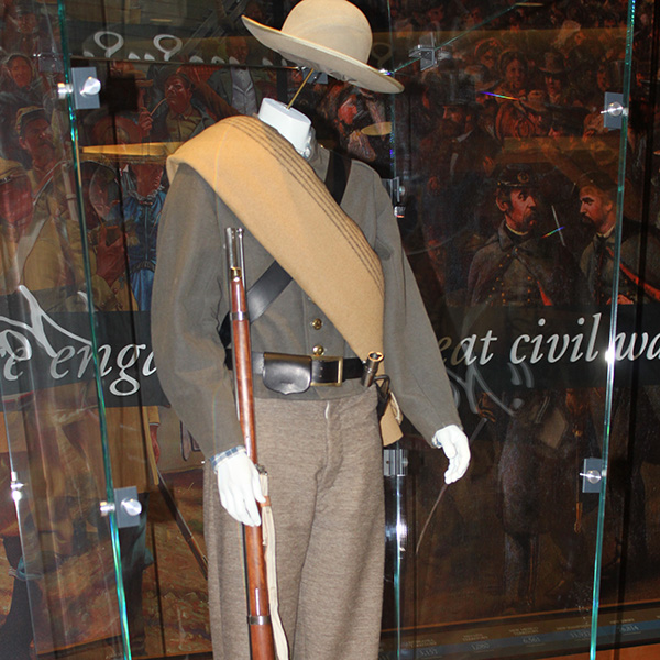 Mannequin dressed in a gray confederate uniform in a museum display