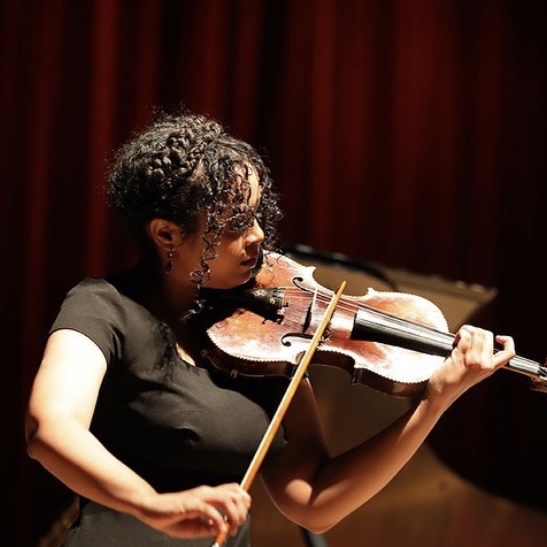 Jennifer Rubio playing the violin