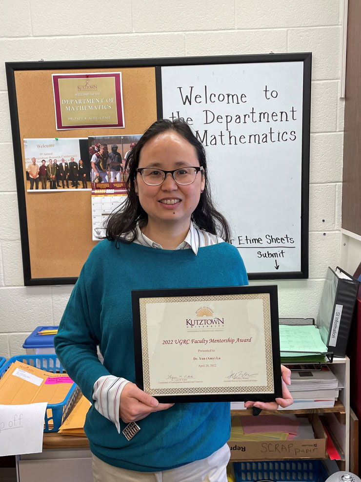 Dr. Yun Lu poses with her faculty mentorship certificate. 