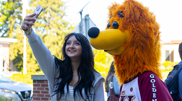 Student taking picture with Avalanche