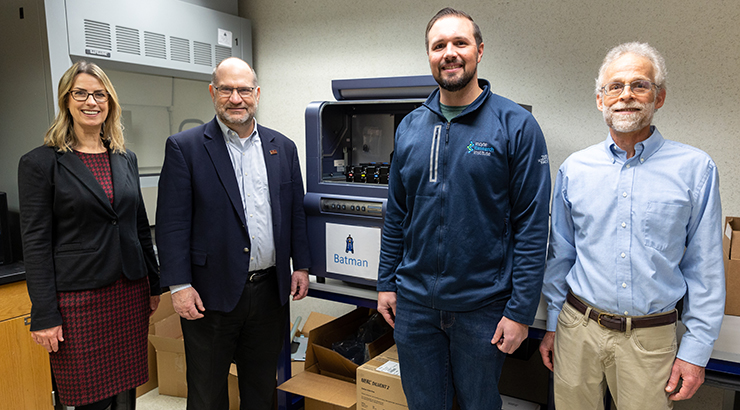 Alumnus Aids in Donation of Cell Flow Cytometer