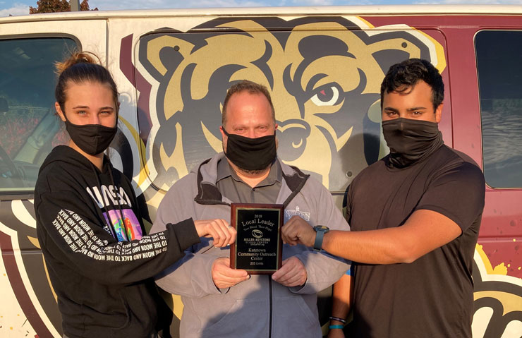 Photo of Jerry Schearer and two students holding the MKBC 2019 Local Leader award.