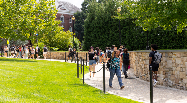 Students walking to and from classes on alumni plaza on the first day of classes.